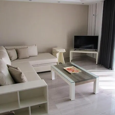 Outstanding 2 Bed Home B 2 -3 In 5 Star Community Overlooking The Pool