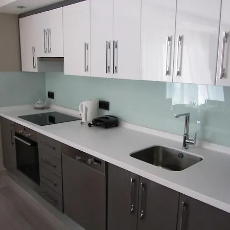 Outstanding 2 Bed Home B 2 -3 In 5 Star Community Overlooking The Pool *