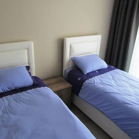 Outstanding 2 Bed Home B 2 -3 In 5 Star Community Overlooking The Pool *